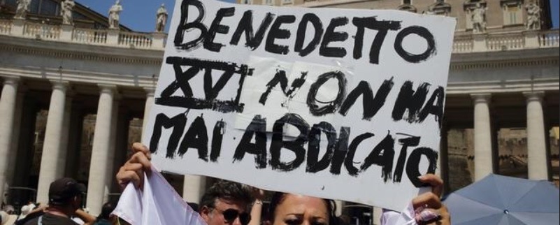 "Benedikt hat nie abgedankt." Mit dieser Botschaft stand am vergangenen Sonntag eine Frau auf dem Petersplatz