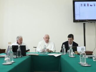 Papst Franziskus beim Interview mit Redakteuren der Zeitschrift Vida Nueva