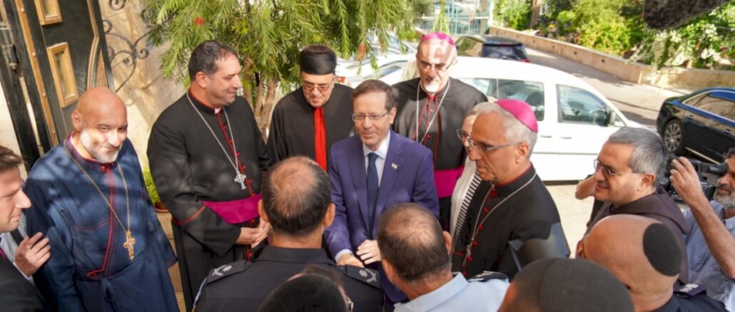Israels Staatspräsident Isaac Herzog besuchte am 8. August das Karmelitenkloster auf dem Berg Karmel, um seine Solidarität mit der christlichen Gemeinschaft zum Ausdruck zu bringen