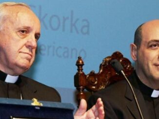 Die enge Freundschaft reicht weit zurück: Kardinal Bergoglio mit Víctor Manuel Fernández bei einer Veranstaltung in Buenos Aires