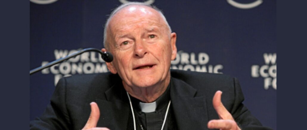 Der ehemalige Kardinal Theodore "Onkel Ted" McCarrick (im Bild vor Jahren beim Weltwirtschaftforum in Davos) wurde für verhandlungsunfähig befunden und muß sich nicht vor Gericht verantworten.