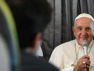 Papst Franziskus erklärt auf der fliegenden Pressekonferenz seine WJT-Aussage, daß die Kirche offen für "alle, alle, alle" ist.