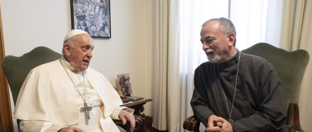 Papst Franziskus mit dem slowakischen Jesuiten und unierten Bischof Cyril Vasil. Der päpstliche Delegat für das syro-malabarische Erzbistum in Kerala erstattete am 23. August Bericht über eine erfolglose Mission.