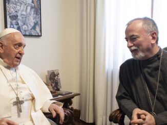 Papst Franziskus mit dem slowakischen Jesuiten und unierten Bischof Cyril Vasil. Der päpstliche Delegat für das syro-malabarische Erzbistum in Kerala erstattete am 23. August Bericht über eine erfolglose Mission.