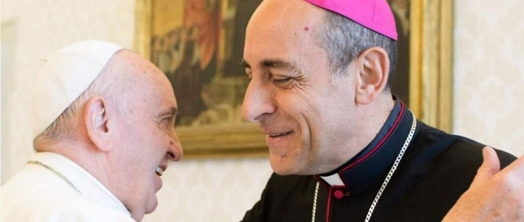 Papst Franziskus und der designierte Kardinal Víctor Manuel Fernández, der Ghostwriter von Franziskus, der am 1. September das Amt des Glaubenspräfekten übernehmen wird