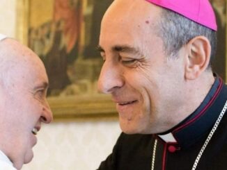 Papst Franziskus und der designierte Kardinal Víctor Manuel Fernández, der Ghostwriter von Franziskus, der am 1. September das Amt des Glaubenspräfekten übernehmen wird