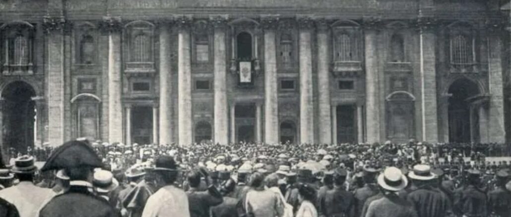Pius X. zeigt sich im August 1903 nach seiner Wahl zum Papst dem Volk auf dem Petersplatz
