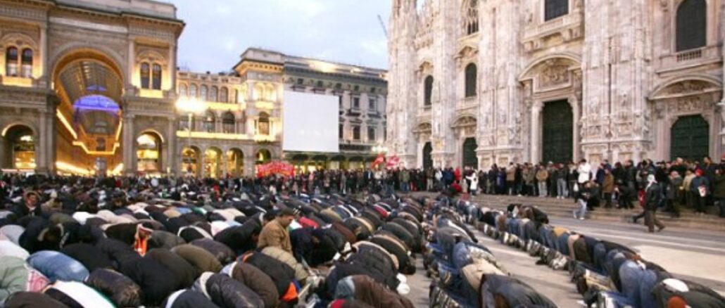 Islamisches Freitagsgebet vor dem Mailänder Dom. "Wie ein demonstrativer Akt."