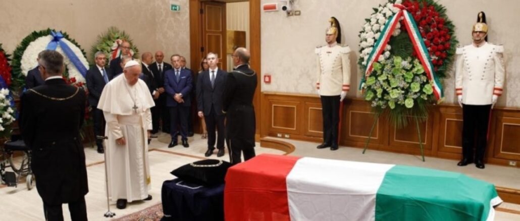 Papst Franziskus gestern vor dem Sarg des verstorbenen ehemaligen italienischen Staatspräsidenten Giorgio Napolitano im Palazzo Madama