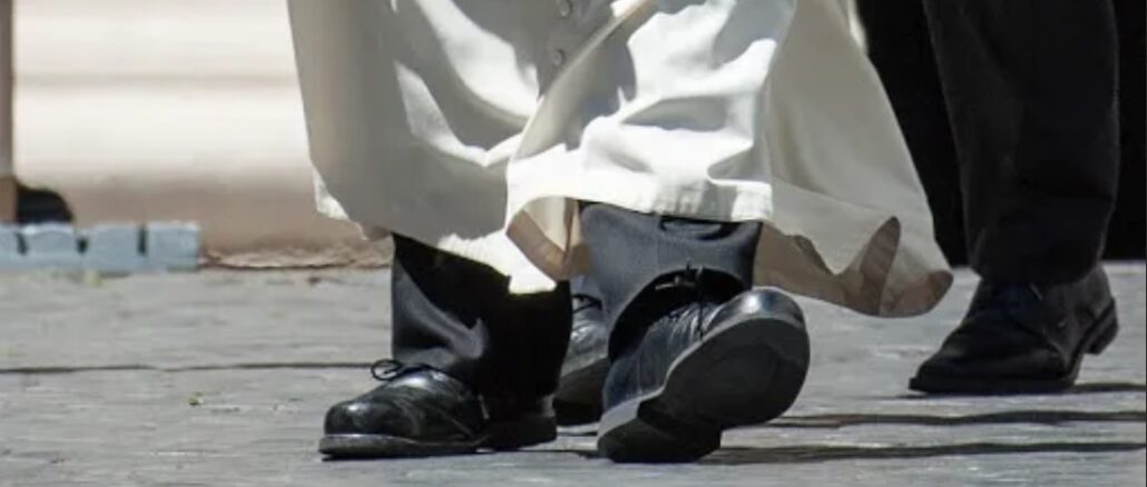 Papst Franziskus, Kontraste und Widersprüche: das weiße Gewand und die schwarzen Schuhe