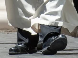 Papst Franziskus, Kontraste und Widersprüche: das weiße Gewand und die schwarzen Schuhe