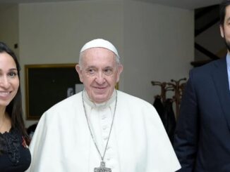 Papst Franziskus mit dem Ehepaar Sewastjanow (Aufnahme von einer Begegnung im Februar 2023).