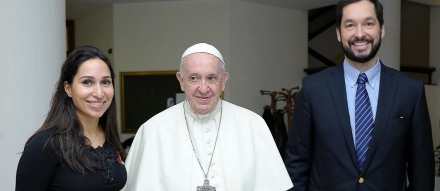 Papst Franziskus mit dem Ehepaar Sewastjanow (Aufnahme von einer Begegnung im Februar 2023).
