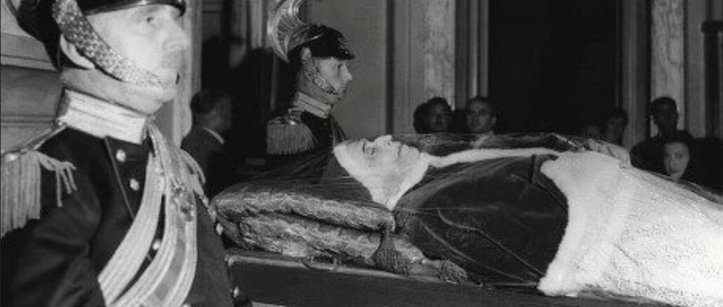 Der von Galeazzi Lisi im Einbalsamierungspfusch präparierte und in Zellophan eingepackte Leichnam von Pius XII.