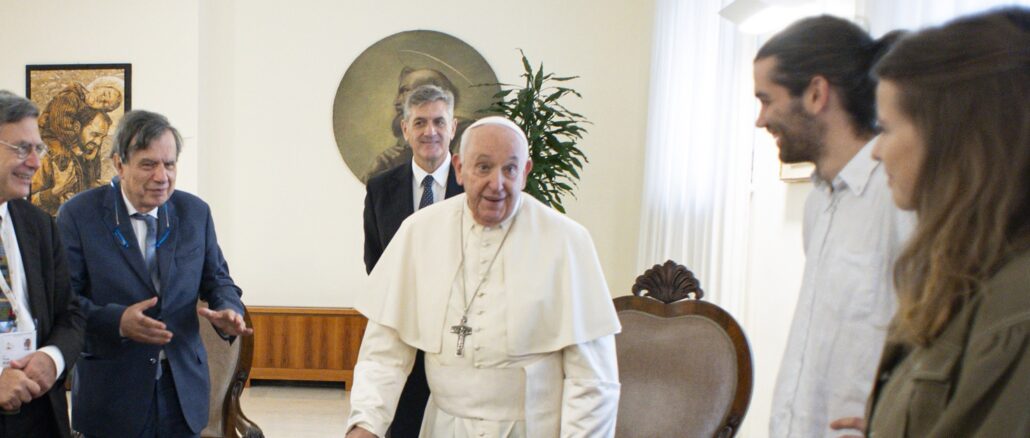 Papst Franziskus mit Luisa Neubauer anläßlich der Vorstellung des Apostolischen Schreibens Laudate Deum