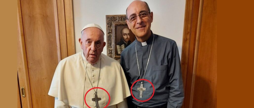 Papst Franziskus mit Victor Manuel Fernández: Beide tragen seit 2013 das gleiche Brustkreuz
