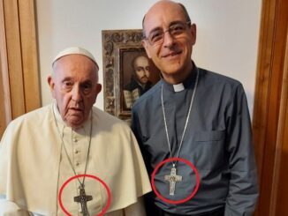 Papst Franziskus mit Victor Manuel Fernández: Beide tragen seit 2013 das gleiche Brustkreuz