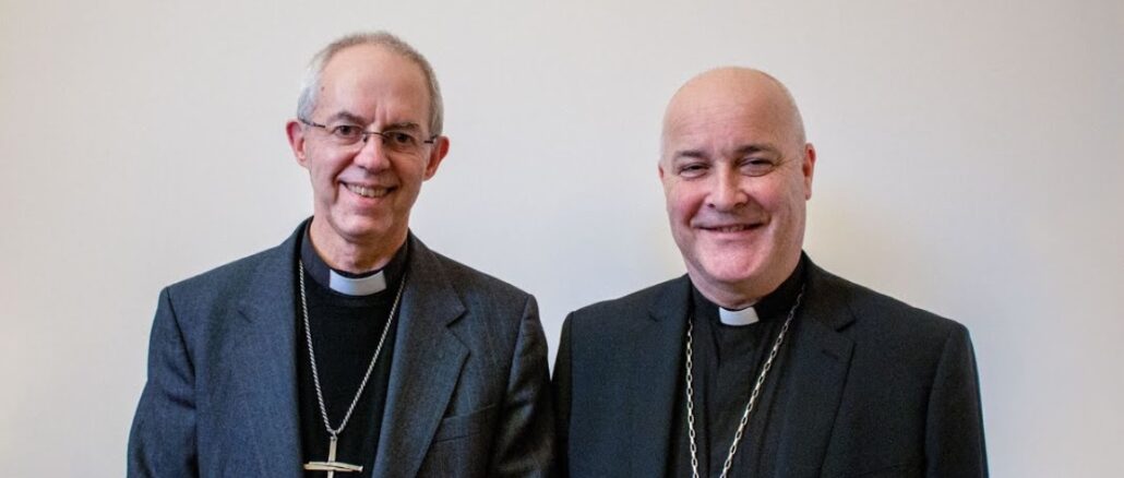 Die beiden anglikanischen Erzbischöfe von England, Welby (Canterbury, links) und Cottrell (York), haben in einer gemeinsamen Erklärung die Segnung von Homo-Paaren bekräftigt.