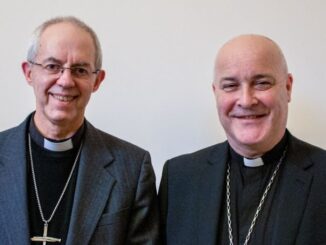 Die beiden anglikanischen Erzbischöfe von England, Welby (Canterbury, links) und Cottrell (York), haben in einer gemeinsamen Erklärung die Segnung von Homo-Paaren bekräftigt.