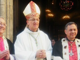 Bischof Dominique Rey von Frejús-Toulon (Bildmitte mit zwei seiner Domherren) ist das nächste Opfer der begoglianischen "Barmherzigkeit". Im Kampf gegen die Tradition werden von Rom offenbar keine Gefangenen gemacht.