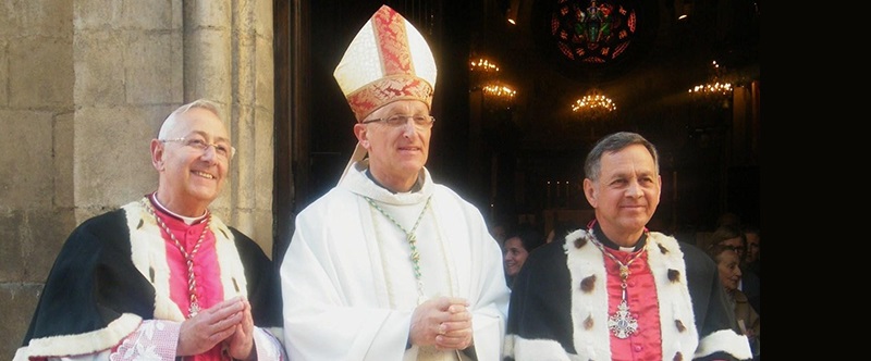 Bischof Dominique Rey von Frejús-Toulon (Bildmitte mit zwei seiner Domherren) ist das nächste Opfer der begoglianischen "Barmherzigkeit". Im Kampf gegen die Tradition werden von Rom offenbar keine Gefangenen gemacht.