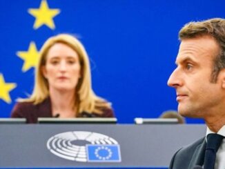 Emmanuel Macron, der sich dem Scheitern des Multikulturalismus in seinem Land zu stellen hätte, setzt sich stattdessen für eine weitere Stärkung von Abtreibung und Euthanasie ein.