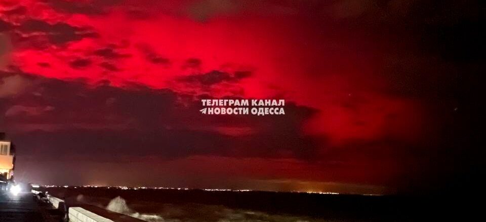 In der Nacht auf heute wurde in der Gegend von Odessa wie in weiten Teilen Europas ein großes Nordlicht beobachtet. Im Kriegsgebiet im Süden der Ukraine und Rußlands zeigte es sich in tiefem Rot.