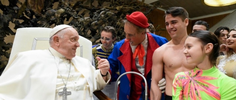 Papst Franziskus (im Bild mit Zirkusartisten bei der gestrigen Generalaudienz) führt einen Krieg gegen Kardinal Burke, in dem sich alles personifiziert, was er verachtet.