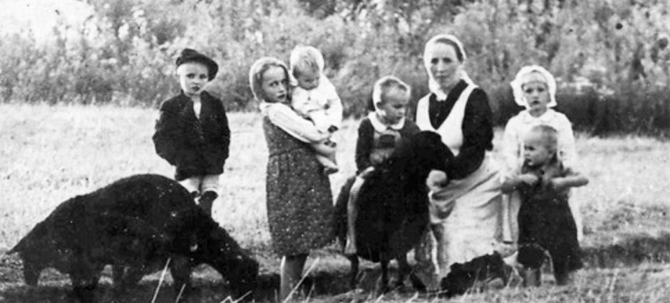 Wiktoria Ulma mit sechs ihrer sieben Kinder (Aufnahme zweite Hälfte 1942)