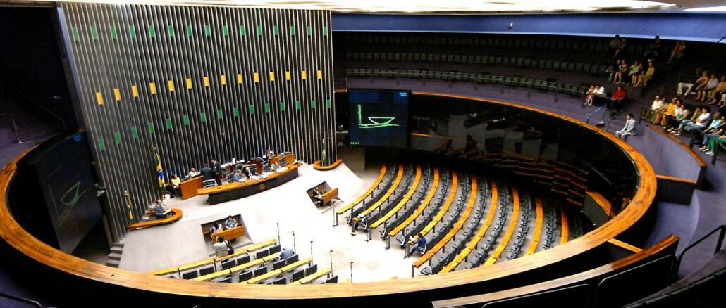 In der Abgeordnetenkammer von Brasilien hängt, eine große Ausnahme, ein Kruzifix