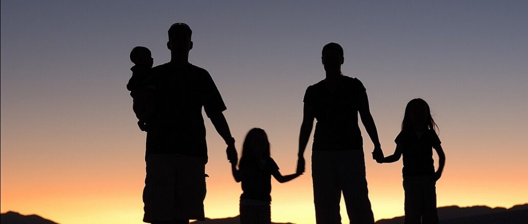 Die Familie, fester Bestandteil der natürlichen und göttlichen Ordnung: Vater und Mutter und Kinder
