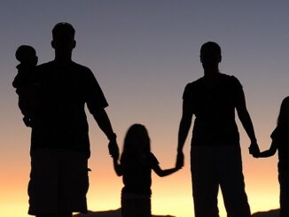 Die Familie, fester Bestandteil der natürlichen und göttlichen Ordnung: Vater und Mutter und Kinder