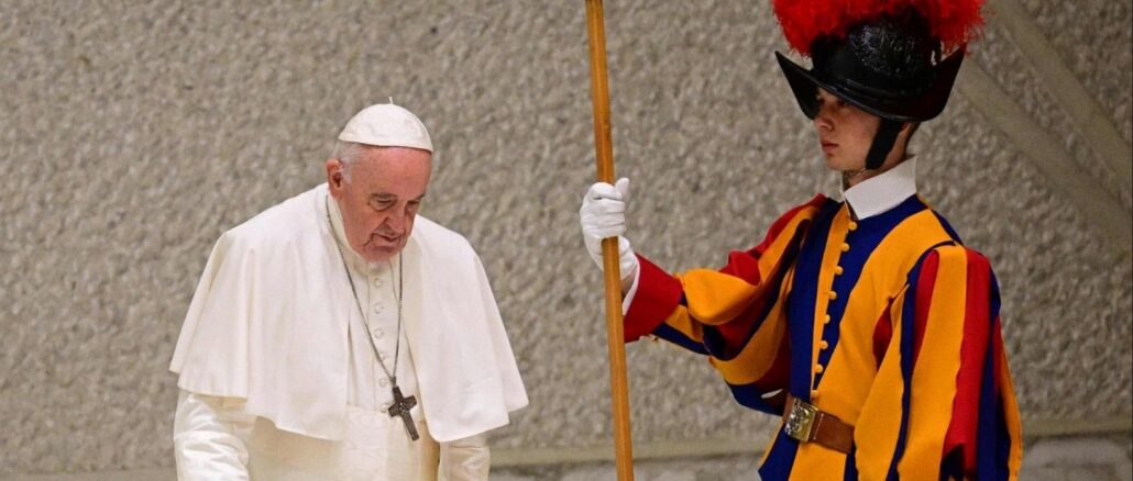 Franziskus, der "demütige" Papst, der sich zum Papstkönig und Diktatorpapst aufschwingt