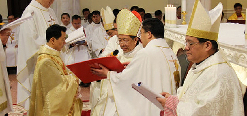 Gestern fand innerhalb weniger Tage die zweite Bischofsweihe in der Volksrepublik China statt. Die Mitwirkung des Papstes besteht darin, daß er, vor vollendete Tatsachen gestellt, nachträglich zustimmt.