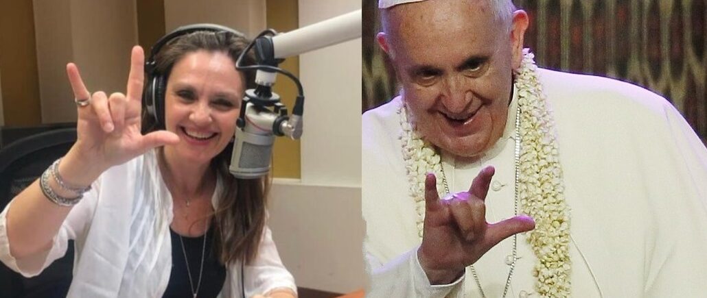 Das Corna/ILY-Zeichen breitet sich in der Kirche aus. Rechts Papst Franziskus, links eine Moderatorin von Radio Vatikan.