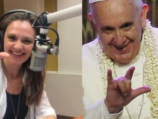 Das Corna/ILY-Zeichen breitet sich in der Kirche aus. Rechts Papst Franziskus, links eine Moderatorin von Radio Vatikan.