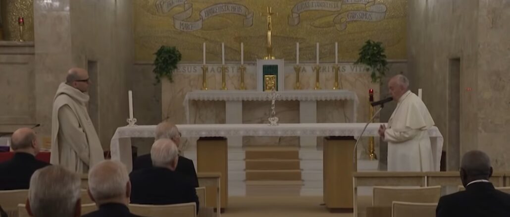 Papst Franziskus bedankt sich am Ende der Fastenexerzitien 2019 beim Fastenprediger, dem Olivetanermönch P. Bernardo Gianni. Es waren die letzten Exerzitien, an denen Franziskus teilnahm.