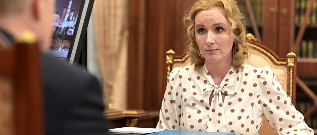 Die Kinderrechtsbeauftragte Marija Lwowa-Belowa bei Wladimir Putin. Beide werden vom Internationalen Strafgerichtshof mit Haftbefehl gesucht, was vor allem Zweifel an der Unparteilichkeit des UNO-Tribunals aufkommen läßt.