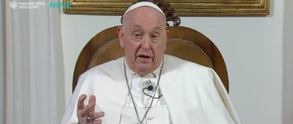 Papst Franziskus bekräftigte in einem Fernsehinterview seine These von einer "Kirche für alle, alle, alle" mit dem Motto "Segen für alle, alle, alle".