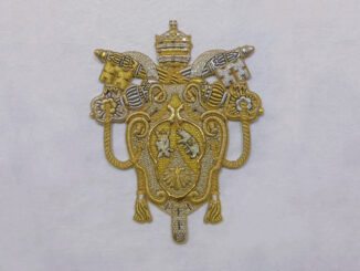 Wappen Benedikts XVI. auf einem Parament.