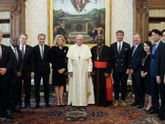 Papst Franziskus mit Forester de Rothschild, Kardinal Turkson und anderen Vertretern der Initiative Inklusiver Kapitalismus.