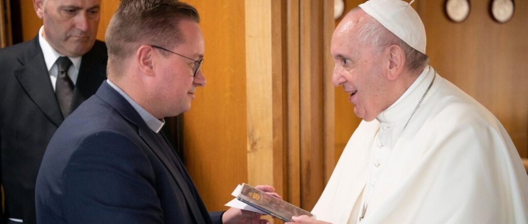 Msgr. Gilles Reithinger mit Papst Franziskus: Gestern wurde der Rücktritt des Straßburger Weihbischofs bekanntgegeben