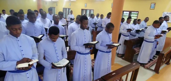 Nigeria, eines der Länder, in denen Fiducia supplicans und die Homo-Agenda abgelehnt werden, sind die Priesterseminare voll. Die homophilen Episkopate stehen vor leeren Häusern...