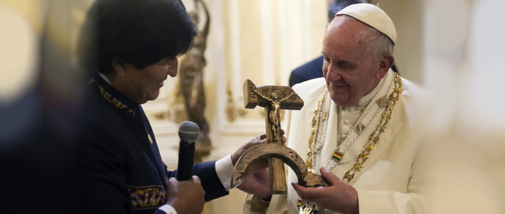 Papst Franziskus ließ sich 2015 von Boliviens Staatspräsident Evo Morales einen Hammer-und-Sichel-Orden umhängen und ein Hammer-und-Sichel-Kreuz überreichen.