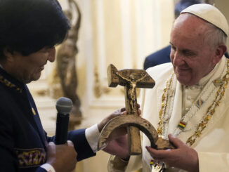 Papst Franziskus ließ sich 2015 von Boliviens Staatspräsident Evo Morales einen Hammer-und-Sichel-Orden umhängen und ein Hammer-und-Sichel-Kreuz überreichen.