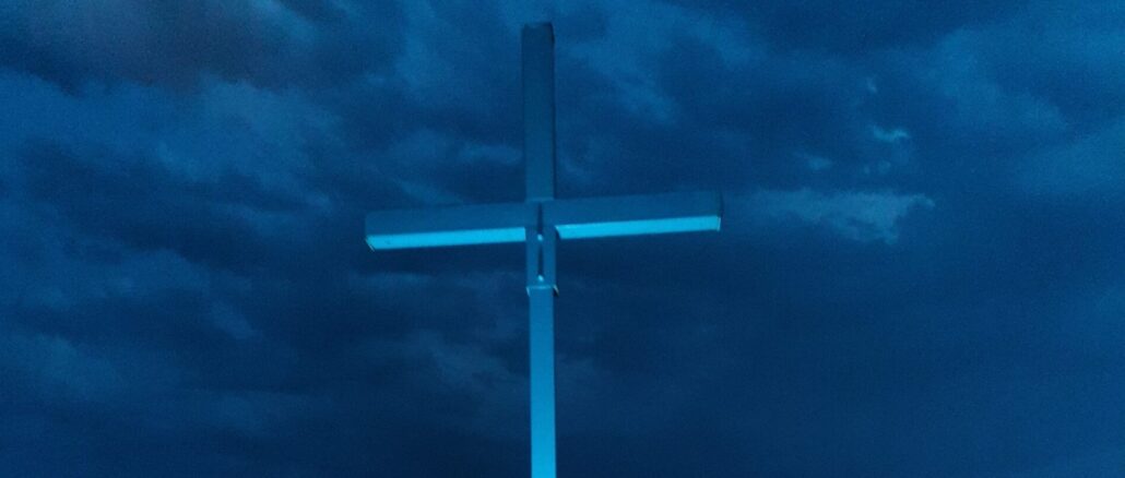 Das Blaue Kreuz von Trevignano über dem Braccianosee