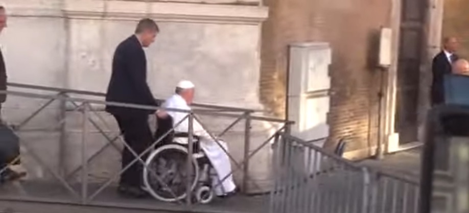 Papst Franziskus im Rollstuhl