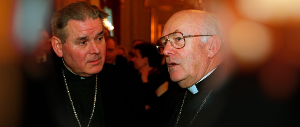 Roger Vangheluwe, von 1984 bis 2010 Bischof von Brügge, mußte zurücktreten, nachdem er gestanden hatte, seinen Neffen zwölf Jahre sexuell mißbraucht zu haben. Auf seinem Computer wurde kinderpornographisches Material sichergestellt. Kardinal Danneels (rechts) war sein großer Förderer.