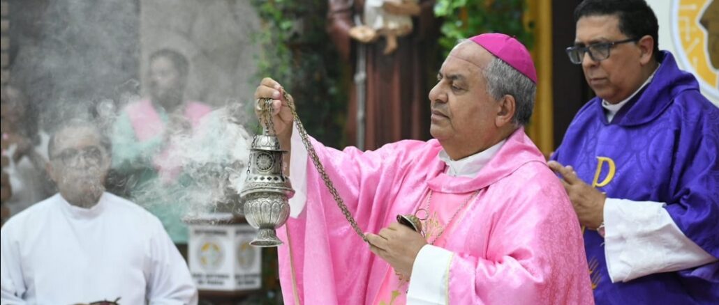 Weihbischof Ángeles Fernández von Santo Domingo wurde gestern von Papst Franziskus mit Vollendung seines 75. Lebensjahrs so schnell emeritiert, daß es schneller nicht mehr geht.