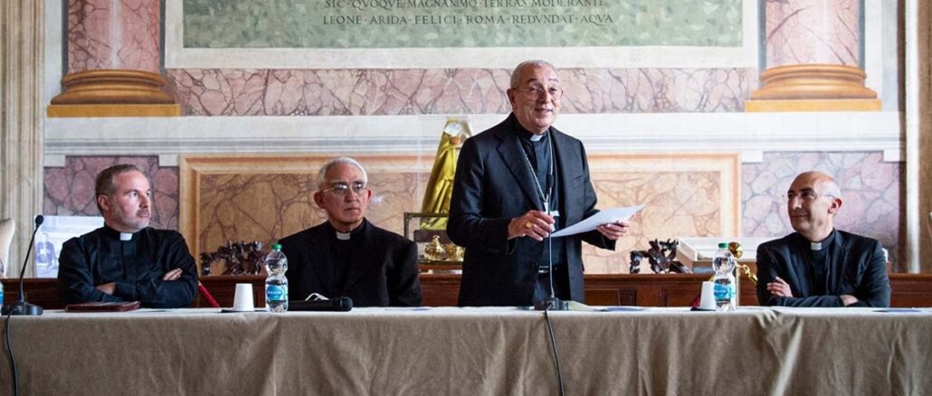 Der damalige Kardinalvikar Angelo De Donatis mit den 2022 von Papst Franziskus neuernannten Weihbischöfen von Roma (v. l.): Riccardo Lamba, Daniele Salera und Baldassare Reina